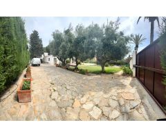 Amplio chalet independiente en Cabo Roig a solo 50 metros del mar