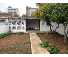 Amplia casa con jardín