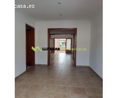 Amplia casa con jardín