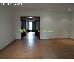 Amplia casa con jardín