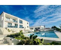 Exclusiva Villa de Lujo en Primera Línea de Mar