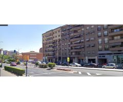 Local diáfano de esquina, en la zona La Serna, en Avenida de España. Con todos los servicios cerca. 