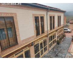 Chalet independiente con piscina y vistas a la montaña en Torrecaballeros