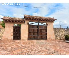 Chalet independiente con piscina y vistas a la montaña en Torrecaballeros