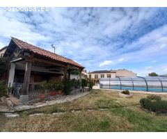 Chalet independiente con piscina y vistas a la montaña en Torrecaballeros