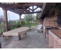 Chalet independiente con piscina y vistas a la montaña en Torrecaballeros