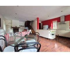 Casa unifamiliar con terreno y garaje en Ampuero
