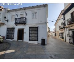 Vivienda Espaciosa con Local Comercial y Azotea en la Plaza de la Iglesia