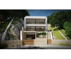 Se vende parcela con el proyecto.