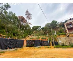 Se vende parcela con el proyecto.