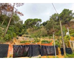 Se vende parcela con el proyecto.