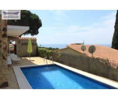 Casa en venta en urbanización de Cala Canyelles.