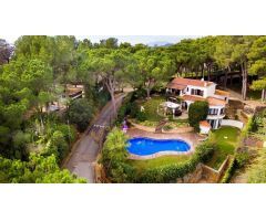 Encantadora villa situada en segunda línea de mar.