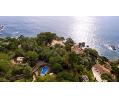 Encantadora villa situada en segunda línea de mar.