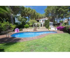 Encantadora villa situada en segunda línea de mar.
