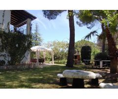 Encantadora villa situada en segunda línea de mar.
