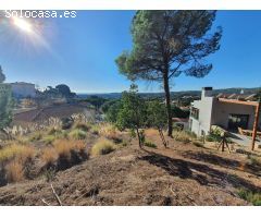 Terreno en venta en la urbanización Los Pinares con vista al mar