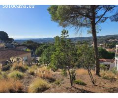 Terreno en venta en la urbanización Los Pinares con vista al mar