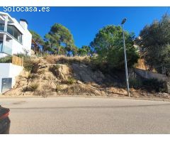 Terreno en venta en la urbanización Los Pinares con vista al mar