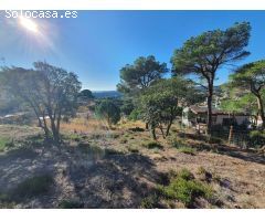 Terreno en venta en la urbanización Los Pinares con vista al mar