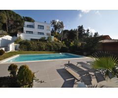 Exclusiva Casa de 3 Plantas con Vistas al Mar en Urbanización de Prestigio en Lloret de Mar