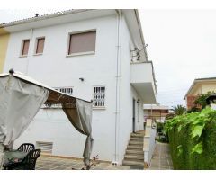 Casa pareada luminosa, con jardín, barbacoa, terraza y garaje, en la playa de Roda de Berà,