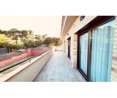 Casa de 385 m2 amb parcel·la. la de 800 m2 amb vistes al mar i muntanya