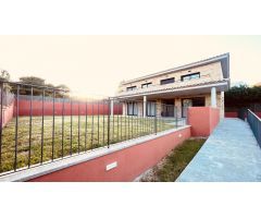 Casa de 385 m2 amb parcel·la. la de 800 m2 amb vistes al mar i muntanya