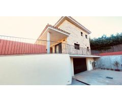 Casa de 385 m2 amb parcel·la. la de 800 m2 amb vistes al mar i muntanya