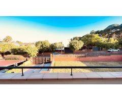 Casa de 385 m2 amb parcel·la. la de 800 m2 amb vistes al mar i muntanya
