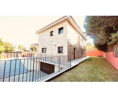 Casa de 385 m2 amb parcel·la. la de 800 m2 amb vistes al mar i muntanya