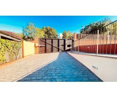 Casa de 385 m2 amb parcel·la. la de 800 m2 amb vistes al mar i muntanya