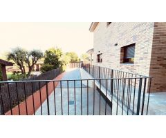 Casa de 385 m2 amb parcel·la. la de 800 m2 amb vistes al mar i muntanya