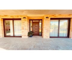 Casa de 385 m2 amb parcel·la. la de 800 m2 amb vistes al mar i muntanya