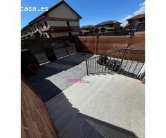CHALET ADOSADO SEMINUEVO!!!4 DORMITORIOS, 3 BAÑOS. GARAJE Y PATIO TRASERO DE 50 M2