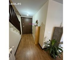 CHALET ADOSADO SEMINUEVO!!!4 DORMITORIOS, 3 BAÑOS. GARAJE Y PATIO TRASERO DE 50 M2