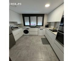 CHALET ADOSADO SEMINUEVO!!!4 DORMITORIOS, 3 BAÑOS. GARAJE Y PATIO TRASERO DE 50 M2