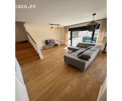 SEMINUEVO CON 2 PLANTAS Y BUHARDILLA EN EL VISO. 4 DORMTORIOS, 2 BAÑOS, ASEO Y PISCINA PRIVADA!