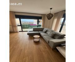 SEMINUEVO CON 2 PLANTAS Y BUHARDILLA EN EL VISO. 4 DORMTORIOS, 2 BAÑOS, ASEO Y PISCINA PRIVADA!