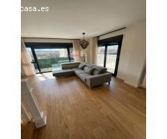 SEMINUEVO CON 2 PLANTAS Y BUHARDILLA EN EL VISO. 4 DORMTORIOS, 2 BAÑOS, ASEO Y PISCINA PRIVADA!