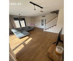 SEMINUEVO CON 2 PLANTAS Y BUHARDILLA EN EL VISO. 4 DORMTORIOS, 2 BAÑOS, ASEO Y PISCINA PRIVADA!