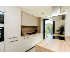 98 apartamentos distribuidos en varios edificios de tres plantas de estilo mediterráneo contemporáne
