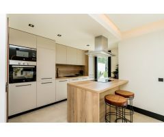 98 apartamentos distribuidos en varios edificios de tres plantas de estilo mediterráneo contemporáne