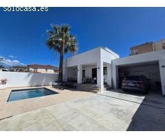 Casa independiente con apartamento y dos  piscinas privadas en Benalmádena Costa