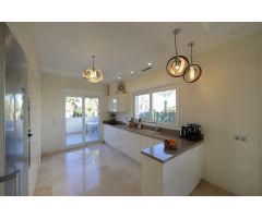 IMPRESIONANTE VILLA DE LUJO DE 5 DORMITORIOS CON PISCINA PRIVADA - ZONA LA ZENIA -
