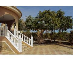 VILLA DE 4 DORMITORIOS CON PISCINA PRIVADA - ZONA CIUDAD QUESADA -