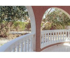 VILLA DE 4 DORMITORIOS CON PISCINA PRIVADA - ZONA CIUDAD QUESADA -