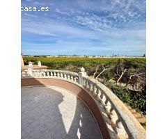 VILLA DE 4 DORMITORIOS CON PISCINA PRIVADA - ZONA CIUDAD QUESADA -