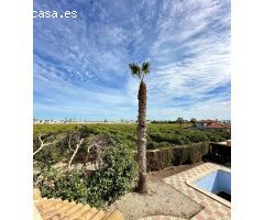 VILLA DE 4 DORMITORIOS CON PISCINA PRIVADA - ZONA CIUDAD QUESADA -
