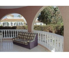 VILLA DE 4 DORMITORIOS CON PISCINA PRIVADA - ZONA CIUDAD QUESADA -
